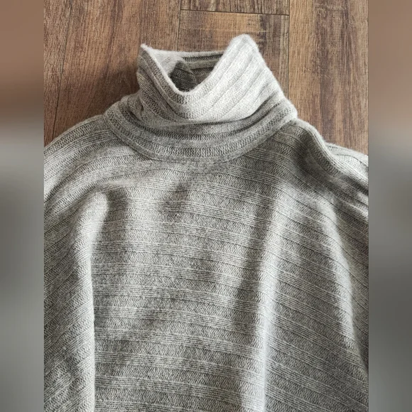 Alexandra Bartlett Gray Cape - Picture 2 of 2